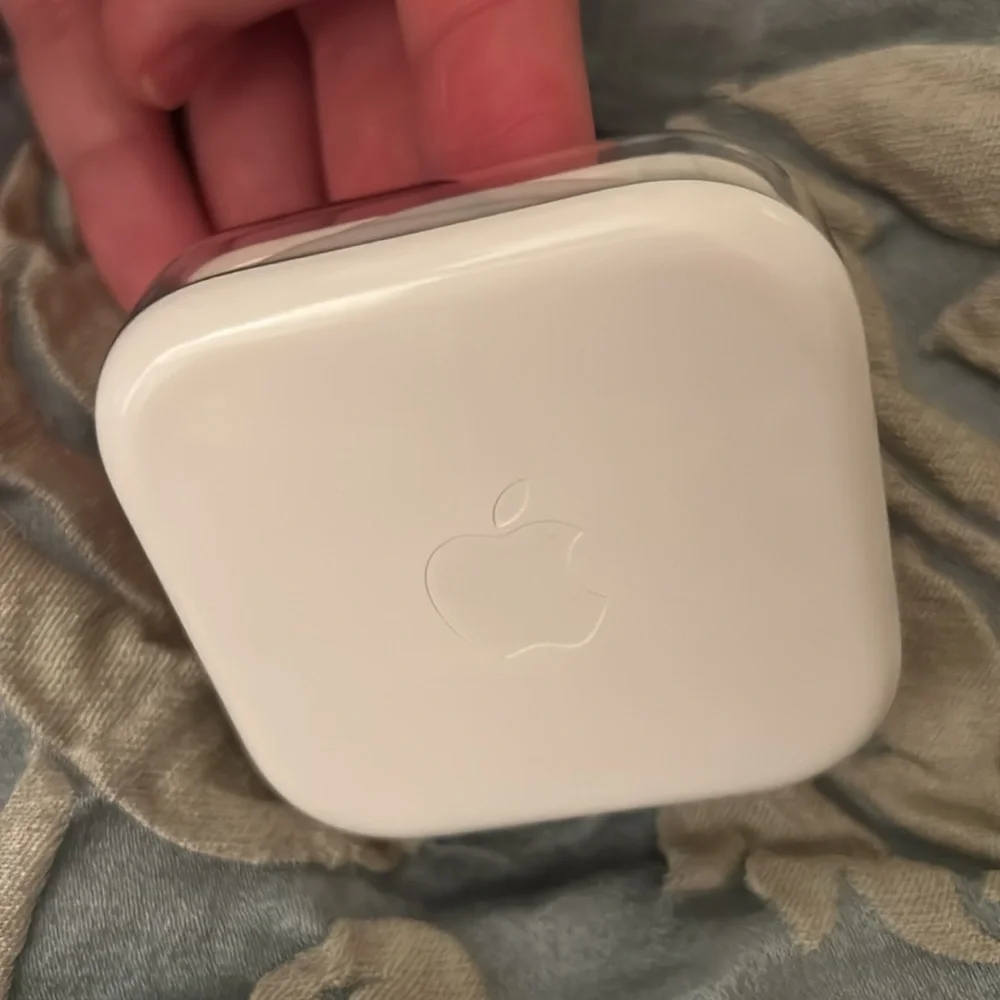 NEW- APPLE Earbuds